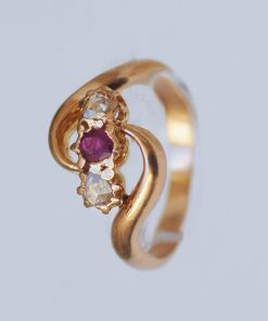 Ring mit einem Rubin und 2 Diamant-Rauten