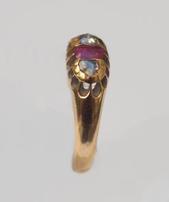 Alternative view of Ring mit einem Rubin und zwei Diamant-Rauten