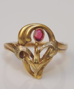 Ring mit einem Rubin