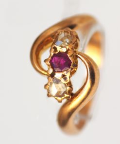 Alternative view of Ring mit einem Rubin und 2 Diamant-Rauten