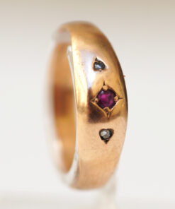 Ring mit zwei Diamant-Rauten und einem Rubin