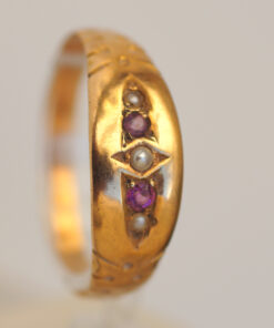 Ring mit zwei Rubine und drei Perlen