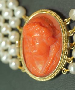 Alternative view of Collier Perle mit Korall Kamee