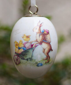 Ei aus Porzellan, Hase und Kücken hängend